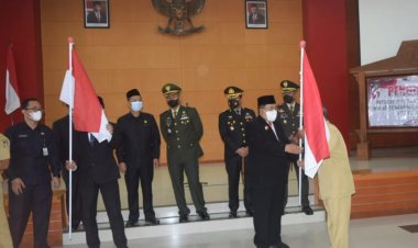 Pemkot Blitar Bagikan Bendera Merah Putih