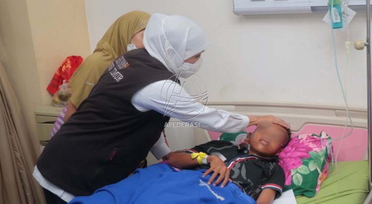 Gubernur Khofifah Jenguk Korban Musibah Jembatan Putus di Probolinggo